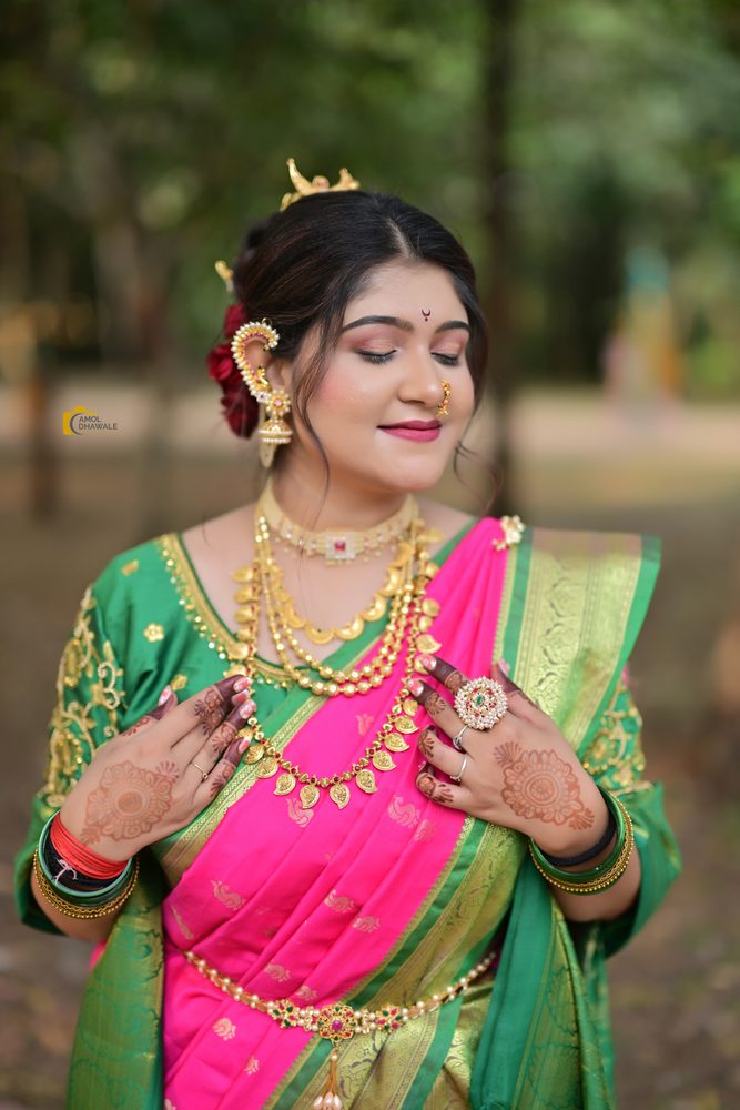 Traditional Maharashtrian bridal look with nath and gold jewellery